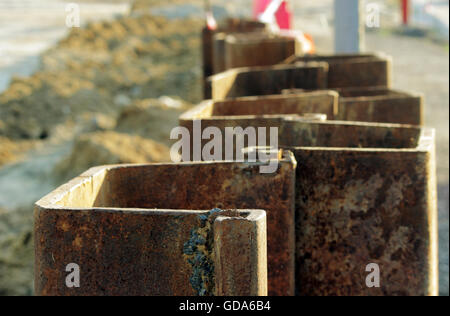 Constructions métalliques pour empêcher l'effusion du sol lors de la construction dans les jonctions de route de Moscou. Banque D'Images