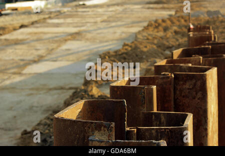 Constructions métalliques pour empêcher l'effusion du sol lors de la construction dans les jonctions de route de Moscou. Banque D'Images