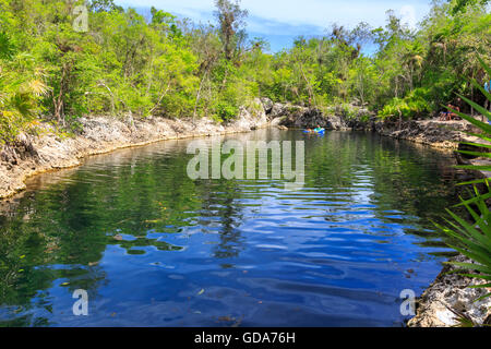 Cueva de los Peces, 70m de profondeur et tuba défaut tectonique inondés site de plongée entre Playa Larga et Playa Giron, Baie des Cochons, Cuba Banque D'Images