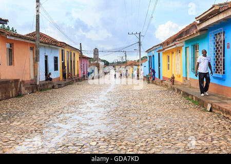 Cuba - Scène de rue pierre pavée rue coloniale avec ses maisons colorées dans la ville historique de Trinidad, patrimoine mondial de l'Unesco, Cuba Banque D'Images