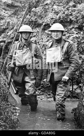 Première Guerre mondiale soldats britanniques dans la tranchée d'eau Banque D'Images