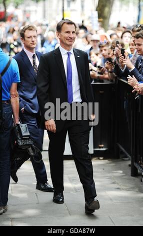 Jeremy Hunt qui est de rester en tant que secrétaire de la santé quitte Downing Street, Londres, comme Theresa peut continue le processus de nomination des ministres de son nouveau gouvernement. Banque D'Images