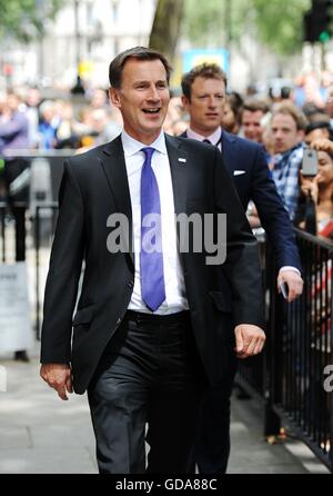 Jeremy Hunt qui est de rester en tant que secrétaire de la santé quitte Downing Street, Londres, comme Theresa peut continue le processus de nomination des ministres de son nouveau gouvernement. Banque D'Images