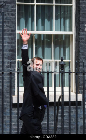 Jeremy Hunt qui est de rester en tant que secrétaire de la santé quitte Downing Street, Londres, comme Theresa peut continue le processus de nomination des ministres de son nouveau gouvernement. Banque D'Images