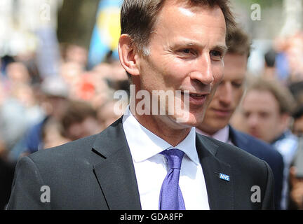 Jeremy Hunt qui est de rester en tant que secrétaire de la santé quitte Downing Street, Londres, comme Theresa peut continue le processus de nomination des ministres de son nouveau gouvernement. Banque D'Images