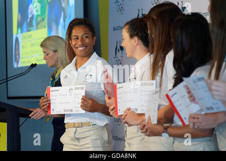 Sydney, Australie. 14 juillet, 2016. La féminine de rugby à sept 2016 L'équipe olympique australienne avec leur carte d'embarquement pour les Jeux Olympiques de Rio 2016 au Musée d'art contemporain de Sydney. Credit : Hugh Peterswald/Pacific Press/Alamy Live News Banque D'Images