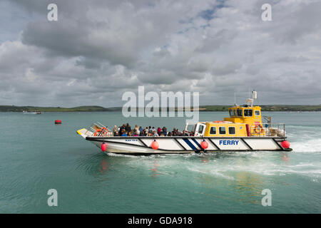 Le Rock à Padstow ferry boat sur le fleuve de l'estuaire de Camel à Padstow Cornwall UK Banque D'Images