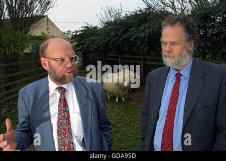 Le Dr Ian Wilmut (à gauche) et Dr Harry Griffin, deux des scientifiques derrière l'élaboration de Dolly (photo), la première copie génétiquement les moutons, à l'Institut Roslin près d'Édimbourg où ils travaillent. Dolly était une femelle mouton domestique, et le premier mammifère cloné à partir d'une cellule somatique adulte, à l'aide du processus de transfert nucléaire. Les photographies prises par Colin McPherson ce jour ont été la dernière avant Dolly a été euthanasiés le 14 février 2003 parce qu'elle avait une maladie pulmonaire progressive et grave d'arthrite. Banque D'Images