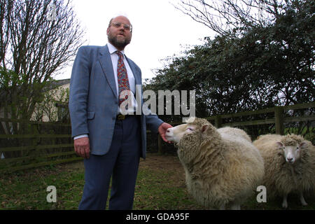 Le Dr Ian Wilmut, l'un des scientifiques à l'origine du développement de Dolly (photo), la première copie génétiquement les moutons, à l'Institut Roslin près d'Édimbourg où ils travaillent. Dolly était une femelle mouton domestique, et le premier mammifère cloné à partir d'une cellule somatique adulte, à l'aide du processus de transfert nucléaire. Les photographies prises par Colin McPherson ce jour ont été la dernière avant Dolly a été euthanasiés le 14 février 2003 parce qu'elle avait une maladie pulmonaire progressive et grave d'arthrite. Banque D'Images