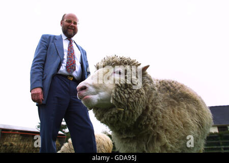 Le Dr Ian Wilmut, l'un des scientifiques à l'origine du développement de Dolly (photo), la première copie génétiquement les moutons, à l'Institut Roslin près d'Édimbourg où ils travaillent. Dolly était une femelle mouton domestique, et le premier mammifère cloné à partir d'une cellule somatique adulte, à l'aide du processus de transfert nucléaire. Les photographies prises par Colin McPherson ce jour ont été la dernière avant Dolly a été euthanasiés le 14 février 2003 parce qu'elle avait une maladie pulmonaire progressive et grave d'arthrite. Banque D'Images