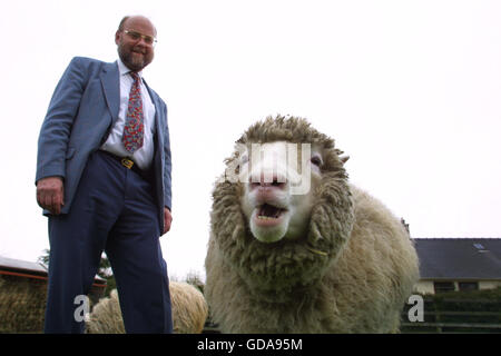 Le Dr Ian Wilmut, l'un des scientifiques à l'origine du développement de Dolly (photo), la première copie génétiquement les moutons, à l'Institut Roslin près d'Édimbourg où ils travaillent. Dolly était une femelle mouton domestique, et le premier mammifère cloné à partir d'une cellule somatique adulte, à l'aide du processus de transfert nucléaire. Les photographies prises par Colin McPherson ce jour ont été la dernière avant Dolly a été euthanasiés le 14 février 2003 parce qu'elle avait une maladie pulmonaire progressive et grave d'arthrite. Banque D'Images