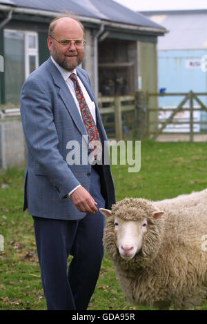 Le Dr Ian Wilmut, l'un des scientifiques à l'origine du développement de Dolly (photo), la première copie génétiquement les moutons, à l'Institut Roslin près d'Édimbourg où ils travaillent. Dolly était une femelle mouton domestique, et le premier mammifère cloné à partir d'une cellule somatique adulte, à l'aide du processus de transfert nucléaire. Les photographies prises par Colin McPherson ce jour ont été la dernière avant Dolly a été euthanasiés le 14 février 2003 parce qu'elle avait une maladie pulmonaire progressive et grave d'arthrite. Banque D'Images