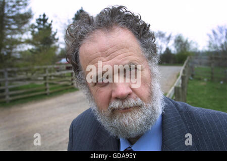 Le Dr Harry Griffin, l'un des scientifiques à l'origine du développement de Dolly, le premier mouton génétiquement copié, à l'Institut Roslin près d'Édimbourg où ils travaillent. Dolly était une femelle mouton domestique, et le premier mammifère cloné à partir d'une cellule somatique adulte, à l'aide du processus de transfert nucléaire. Les photographies prises par Colin McPherson ce jour ont été la dernière avant Dolly a été euthanasiés le 14 février 2003 parce qu'elle avait une maladie pulmonaire progressive et grave d'arthrite. Banque D'Images