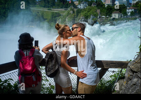 La Suisse. Rheinfall 016 Juillet chutes du Rhin Les chutes du Rhin est la plus grande cascade d'Europe. Les touristes prendre des photographies selfies Banque D'Images