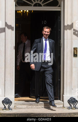 Jeremy Hunt qui est de rester en tant que secrétaire de la santé quitte Downing Street, Londres, comme Theresa peut continue le processus de nomination des ministres de son nouveau gouvernement. Banque D'Images