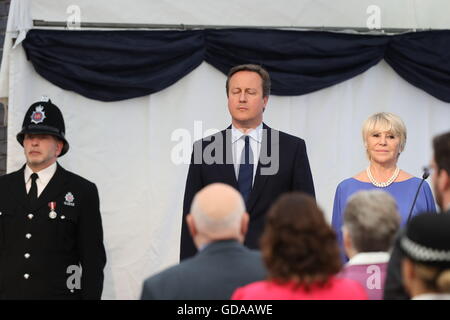 L'ancien Premier Ministre David Cameron se tient avec Geraldine gagnant, Président de la Police Memorial Trust, lors d'un événement dans Mottram, Tameside, où une pierre est d'être dévoilé à l'honneur, 32 Pc de l'os de Fiona, et Pc Nicola Hughes, 23, qui ont été tués dans une attaque à la grenade et des armes à feu en septembre 2012. Banque D'Images