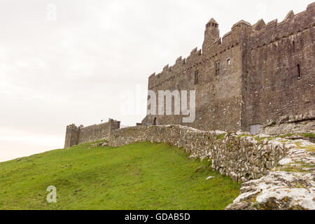 L'Irlande, Galway, Cashel, Rock of Cashel, le château de mur sous ciel gris, le château de Cashel Banque D'Images