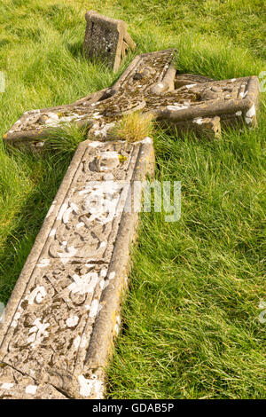 L'Irlande, Galway, Cashel, Rock of Cashel, Mighty croix en pierre se trouve dans un pré, le château de Cashel Banque D'Images