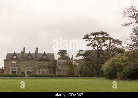 L'Irlande, Kerry, comté de Kerry, Killarney National Park, château avec grand espace vert Banque D'Images