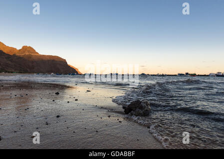 L'Espagne, Iles Canaries, Tenerife, sur la plage de Playa de Las Teresitas, vague et pierre Banque D'Images