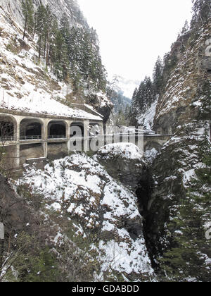 La Suisse, à pied le long des falaises au-dessus d'une gorge, ride dans les Dolomites, pause sur la Via Mala Banque D'Images