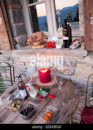 L'Italie, Lombardie, Province de Lecco, dîner romantique aux chandelles, pique-nique avec l'italien traite, sur le lac de Côme Banque D'Images