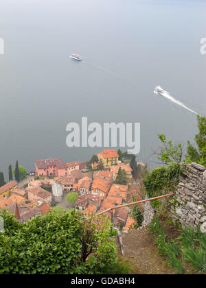 L'Italie, Lombardie, Province de Lecco, rives de la Lario à partir du haut, une vue sur le Lario Mezzegra et du château de Vezio Banque D'Images