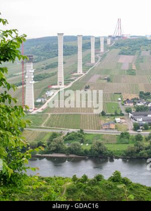 Allemagne, Rhénanie-Palatinat, sur la Moselle chemin escarpé, la construction d'un pont de l'Hochmosel Bridge, près de Zeltingen-rachtig Banque D'Images