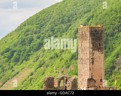 Allemagne, Rhénanie-Palatinat, Beilstein, sur la Moselle chemin escarpé, château Metternich près de Beilstein, Bergfried avec forest Banque D'Images