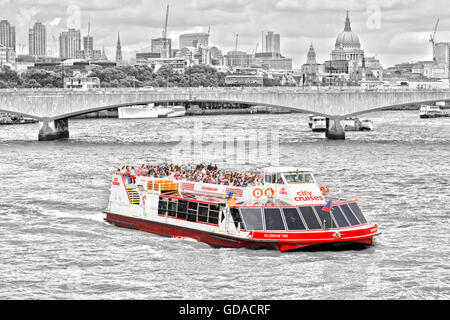 Les touristes appréciant un City Cruises voyage le long de la Tamise pour admirer les sites touristiques de Londres en juillet - effet hdr Banque D'Images