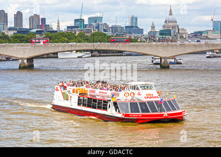 Les touristes appréciant un City Cruises voyage le long de la Tamise pour admirer les sites touristiques de Londres en juillet - effet hdr Banque D'Images