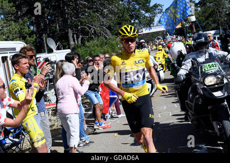 La Grande-Bretagne Chris Froome, portant le maillot jaune de leader du classement général s'exécute après qu'il s'est écrasé à la fin de la douzième étape du Tour de France cycliste avec commencer à Montpellier et terminer à 6 kilomètres (3,7 miles) avant le Mont Ventoux, France, le jeudi 14 juillet, 2016. Le vent, combiné à une température juste au-dessus du niveau de congélation sur le dessus du "Géant de Provence", ont forcé les organisateurs à déplacer la ligne d'arrivée à 6 kilomètres (3,7 miles) en bas de la route jusqu'au Chalet Reynard. (Stéphane Mantey/Piscine Photo via AP) Banque D'Images