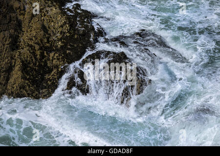 L'état de la mer se briser sur les rochers sur la côte nord des Cornouailles. Banque D'Images