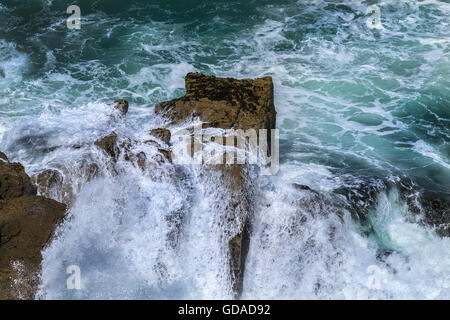 L'état de la mer se briser sur les rochers sur la côte nord des Cornouailles. Banque D'Images