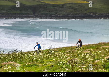 Deux vélos de montagne à vélo le long de l'Est Pointe Pentire à Newquay, Cornwall. Banque D'Images