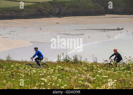 Deux vélos de montagne à vélo sur le sentier du littoral sur la East Pointe Pentire à Newquay, Cornwall. Banque D'Images