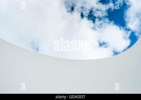 Le ciel vu de l'intérieur de la salle d'observation de James Turrell à l'Tewlwolow Kernow Tremenheere Jardins de Sculptures. Banque D'Images