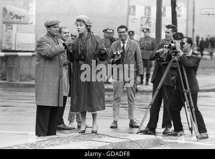 Jack Paar et comédienne Peggy Cass à Checkpoint Charlie Banque D'Images