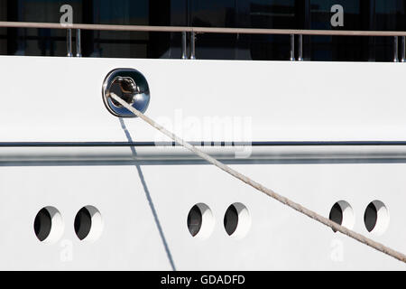 Bateau yacht amarré au port Banque D'Images