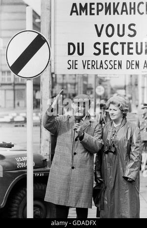 Jack Paar et comédienne Peggy Cass à Checkpoint Charlie Banque D'Images