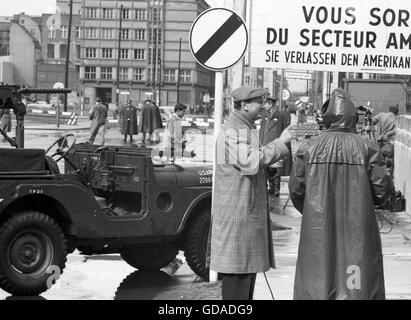 Jack Paar et comédienne Peggy Cass à Checkpoint Charlie Banque D'Images