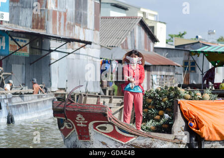 Vietnam, Can Tho, femme du marché sur un bateau chargé avec de l'ananas dans le Delta du Mekong Banque D'Images