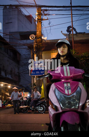 Vietnam, Hanoi, pilote de scooter dans les rues de Hanoï au Vietnam Banque D'Images