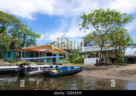 Costa Rica, Limón, Tortuguero, Parc National de Tortuguero, jetée, office de tourisme (à gauche) Banque D'Images