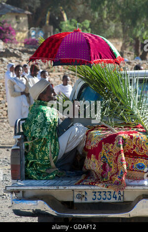 Travellign prêtre éthiopien à l'arrière d'un pick-up à l'aide d'un cercueil. Funérailles, Axum, Tigray, Éthiopie. Banque D'Images