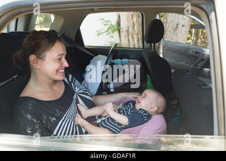 Costa Rica, Guanacaste, voyager avec des enfants dans une voiture de location à travers le Costa Rica Banque D'Images