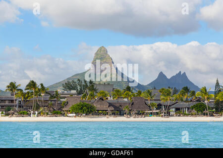 Plage de Flic en Flac avec le Piton de la Petite Riviere Noire Ile Maurice. Banque D'Images