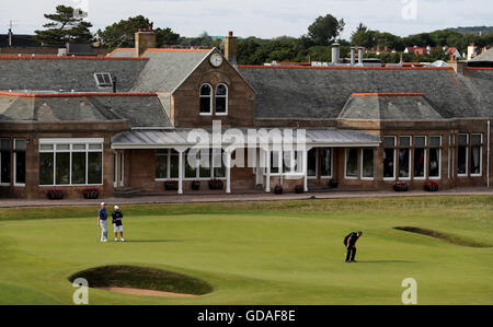 USA's Phil Mickelson rate un putt pour birdie sur le 18e qui aurait brisé le record du parcours lors de la première journée de l'Open Championship 2016 au Royal Troon Golf Club, South Ayrshire. Banque D'Images