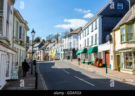 Boutiques dans la rue de l'Église, la route principale de Modbury, une ville rurale dans la région de Devon, England, UK Banque D'Images