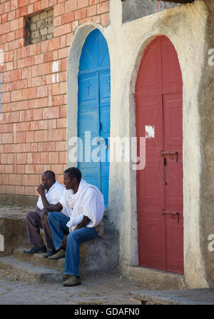 Ethiopan hommes en blanc s'enroule à Enda Iyesus Église, Axum. Axoum. L'Ethiopie Banque D'Images